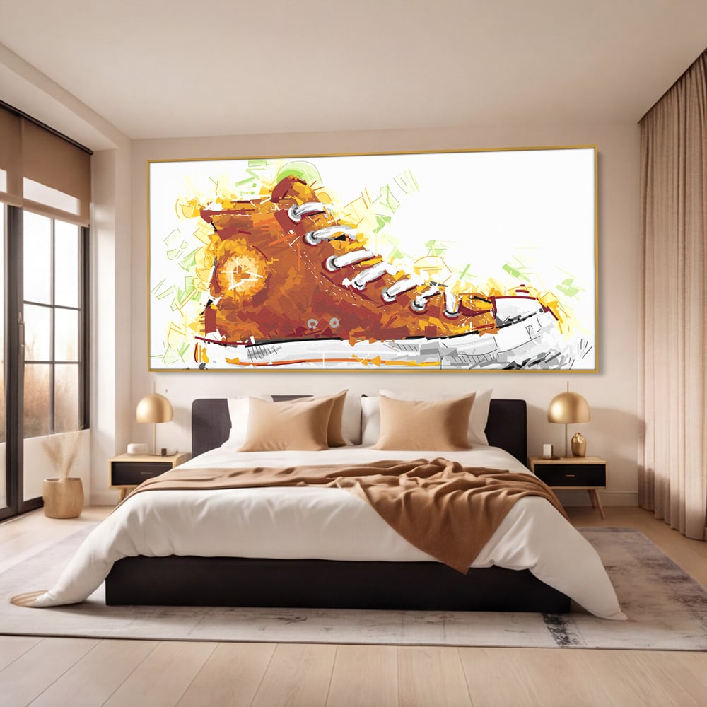 Tablou canvas cu tablou canvas cu tenisi portocalii, in rama de aluminiu auriu, pe perete intr-un dormitor
